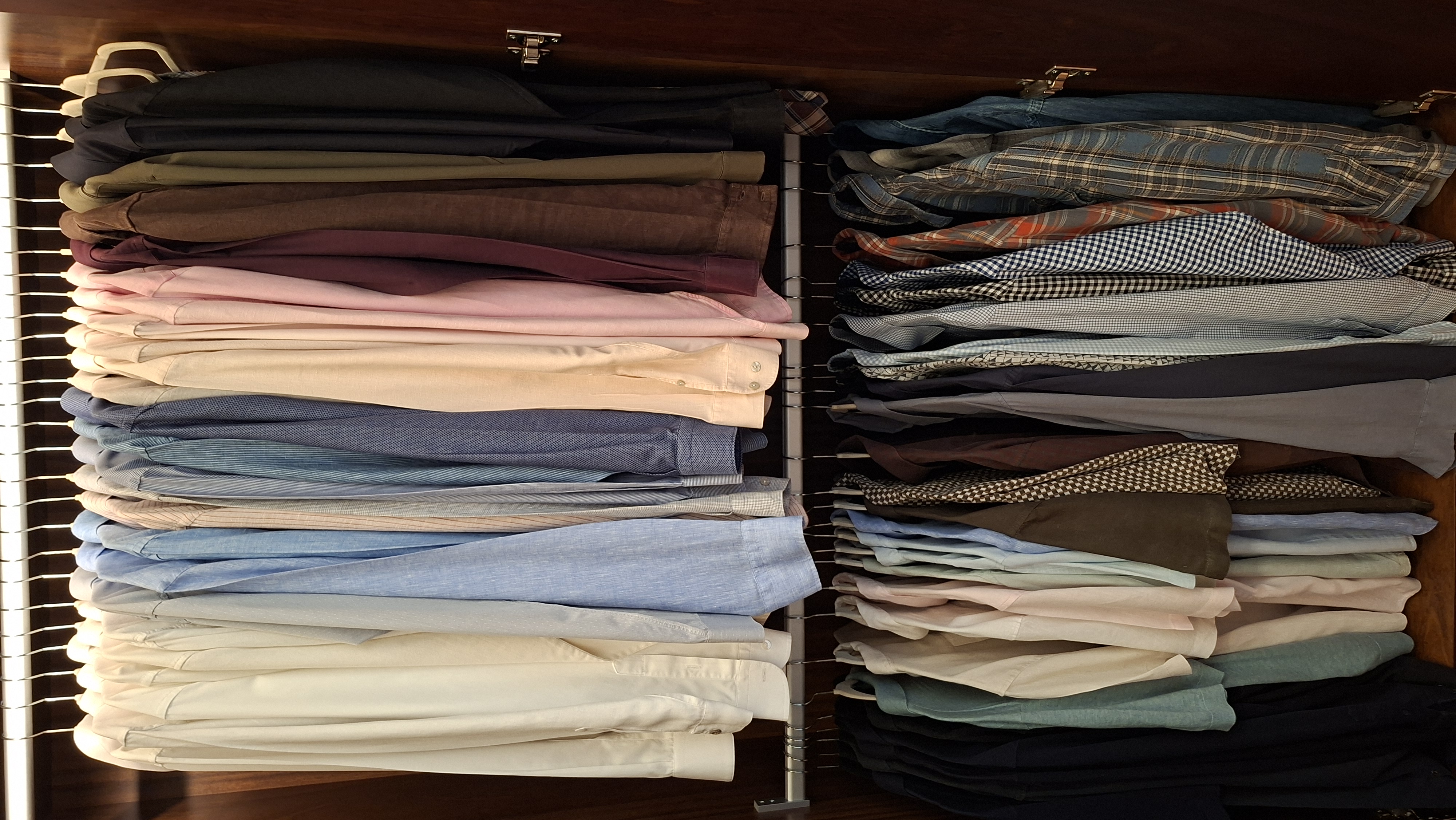 Roupas masculinas organizadas